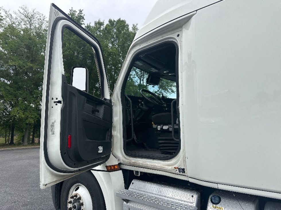 Sleeper Tractor-Heavy Duty Tractors-Freightliner-2024-T12642ST-Forest Park-GA-328,953\n\t\tmiles-$ 101,500 - Image 9