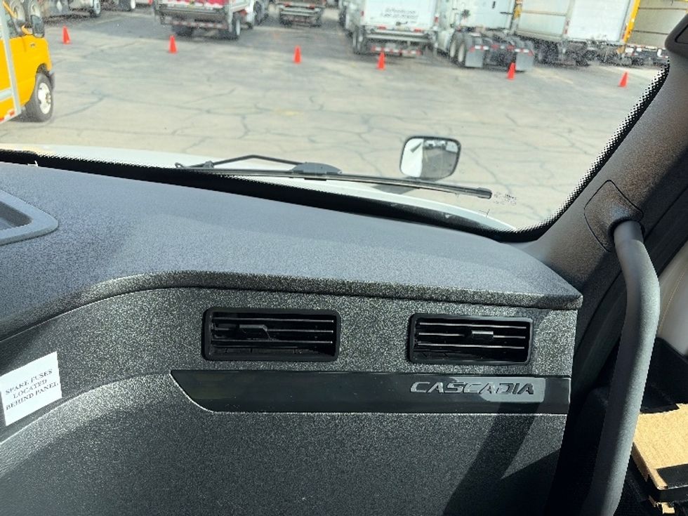 Sleeper Tractor-Heavy Duty Tractors-Freightliner-2024-T12664ST-Austin-TX-294,791\n\t\tmiles-$ 110,000 - Image 14