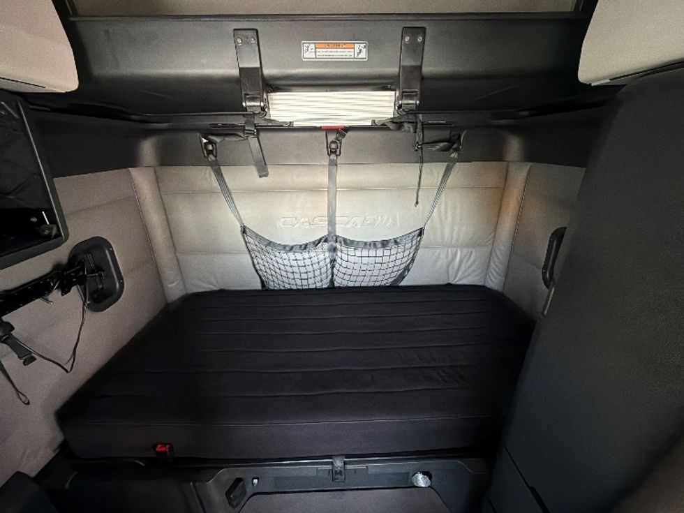 Sleeper Tractor-Heavy Duty Tractors-Freightliner-2024-T12664ST-Austin-TX-294,791\n\t\tmiles-$ 110,000 - Image 16