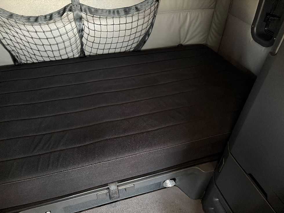 Sleeper Tractor-Heavy Duty Tractors-Freightliner-2024-T12664ST-Austin-TX-294,791\n\t\tmiles-$ 110,000 - Image 17