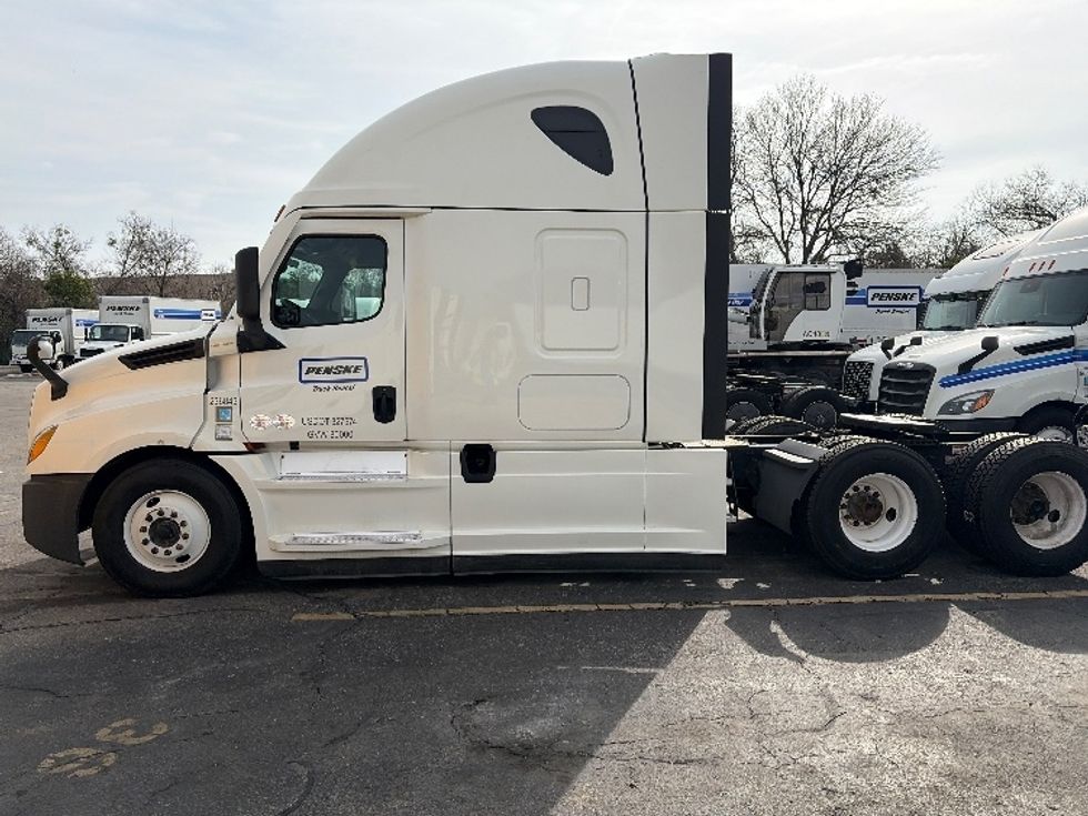 Sleeper Tractor-Heavy Duty Tractors-Freightliner-2024-T12664ST-Austin-TX-294,791\n\t\tmiles-$ 110,000 - Image 4