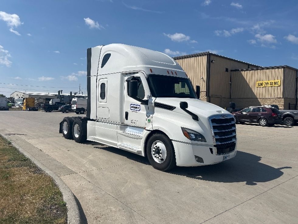 Sleeper Tractor-Heavy Duty Tractors-Freightliner-2024-T12664ST-Brooklyn Park-MN-457,182\n\t\tmiles-$ 94,250 - Image 1