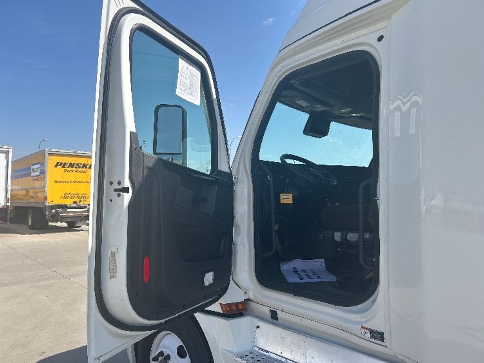 Sleeper Tractor-Heavy Duty Tractors-Freightliner-2024-T12664ST-Brooklyn Park-MN-457,182\n\t\tmiles-$ 94,250 - Image 10