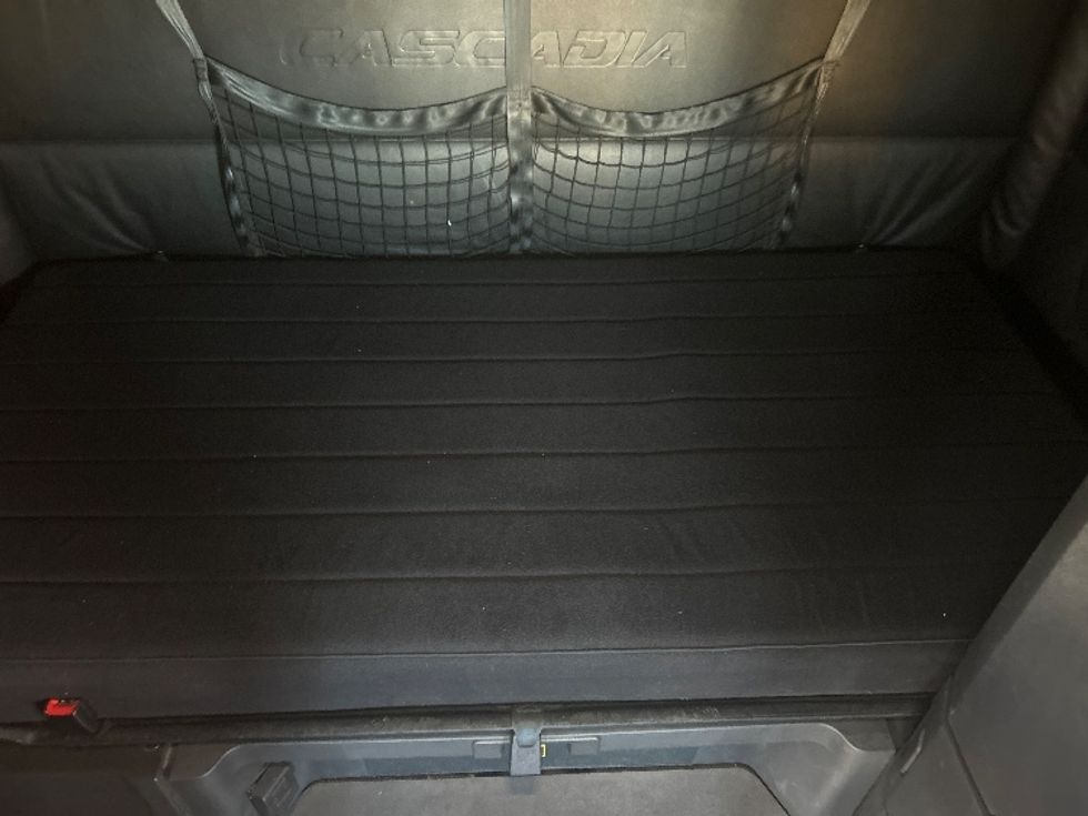 Sleeper Tractor-Heavy Duty Tractors-Freightliner-2024-T12664ST-Brooklyn Park-MN-457,182\n\t\tmiles-$ 94,250 - Image 17