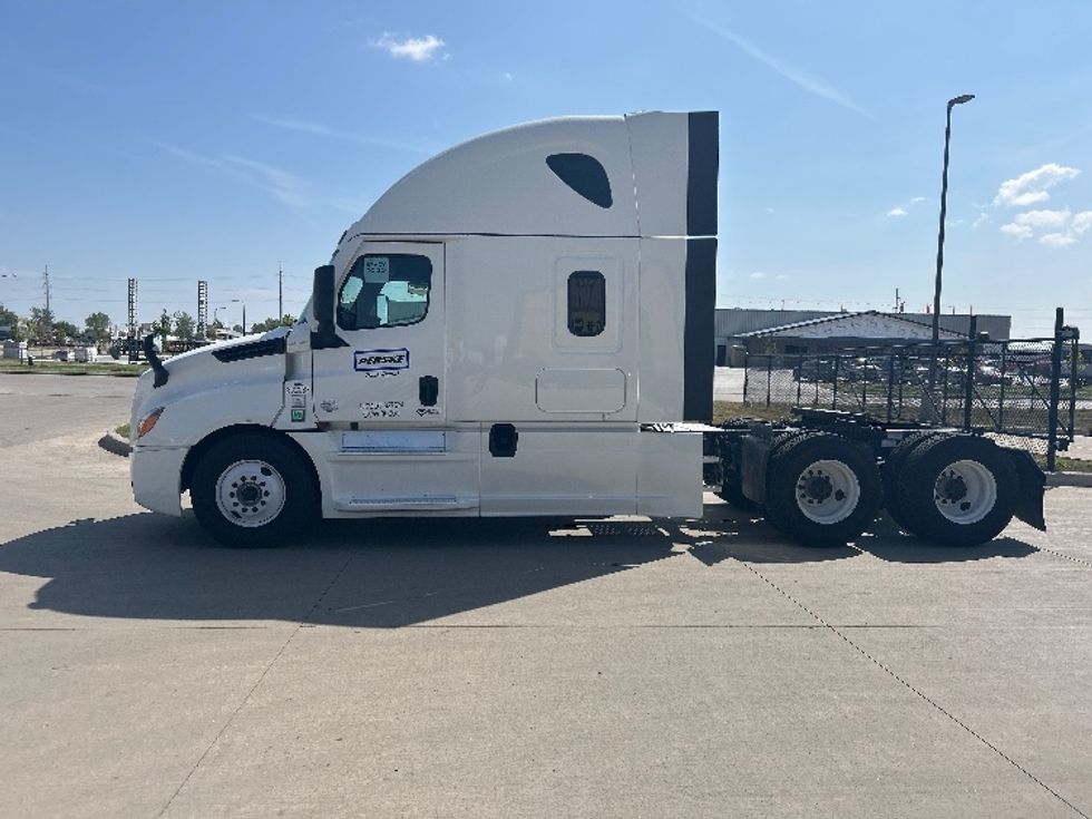 Sleeper Tractor-Heavy Duty Tractors-Freightliner-2024-T12664ST-Brooklyn Park-MN-457,182\n\t\tmiles-$ 94,250 - Image 4