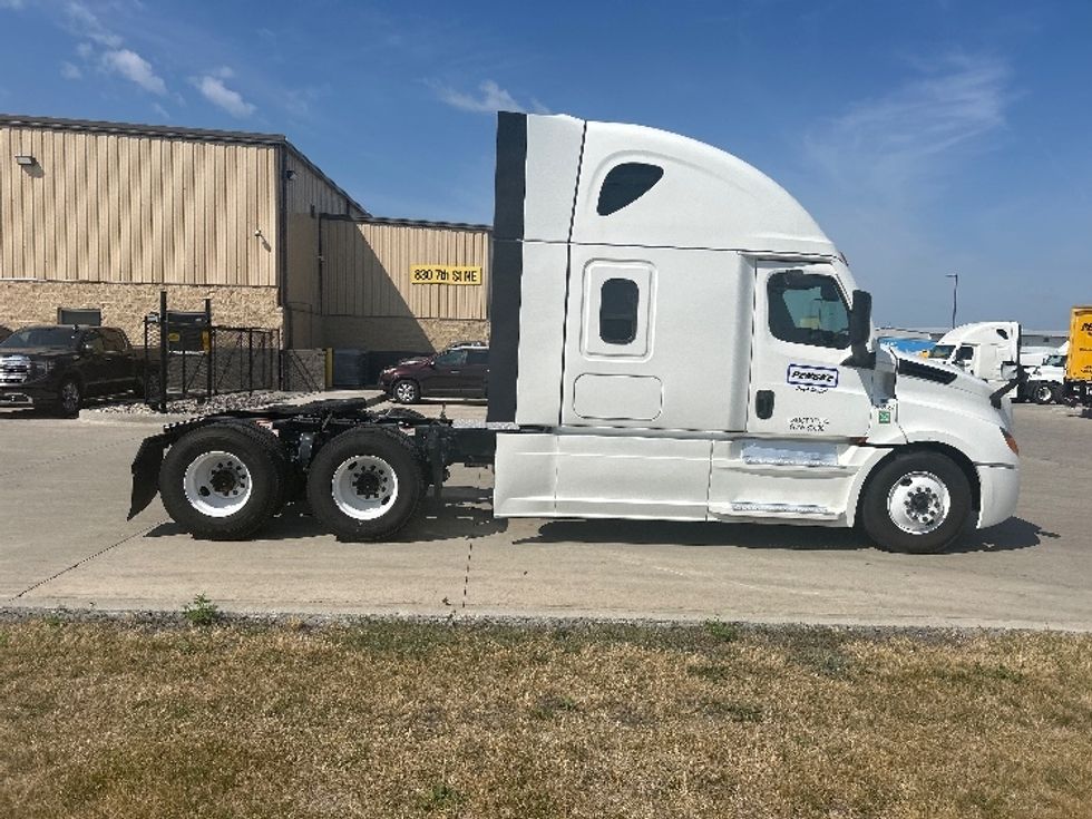Sleeper Tractor-Heavy Duty Tractors-Freightliner-2024-T12664ST-Brooklyn Park-MN-457,182\n\t\tmiles-$ 94,250 - Image 8
