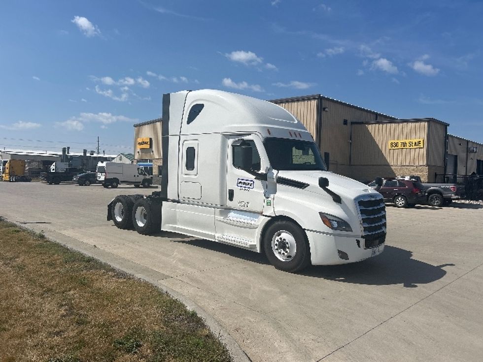 Sleeper Tractor-Heavy Duty Tractors-Freightliner-2024-T12664ST-Brooklyn Park-MN-457,182\n\t\tmiles-$ 94,250 - Image 9