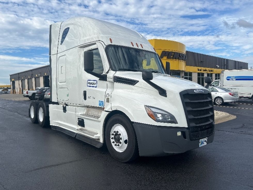 Sleeper Tractor-Heavy Duty Tractors-Freightliner-2024-T12664ST-Chicago (Chicago Ridge)-IL-597,815\n\t\tmiles-$ 87,000 - Image 1