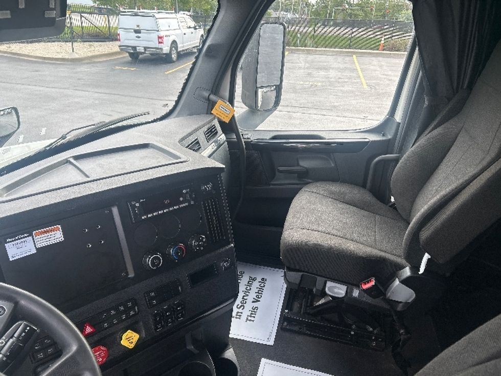 Sleeper Tractor-Heavy Duty Tractors-Freightliner-2024-T12664ST-Chicago (Chicago Ridge)-IL-597,815\n\t\tmiles-$ 87,000 - Image 12