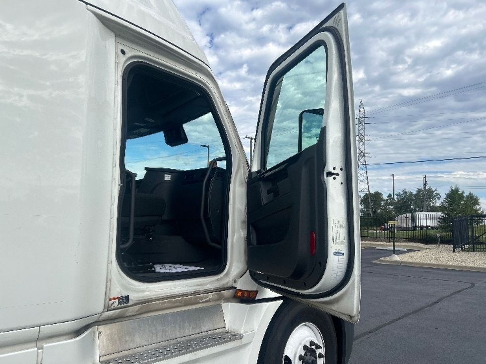 Sleeper Tractor-Heavy Duty Tractors-Freightliner-2024-T12664ST-Chicago (Chicago Ridge)-IL-597,815\n\t\tmiles-$ 87,000 - Image 13