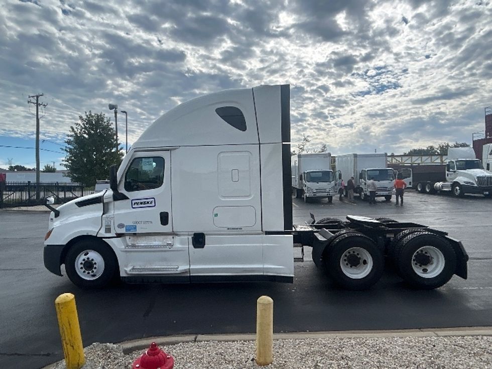 Sleeper Tractor-Heavy Duty Tractors-Freightliner-2024-T12664ST-Chicago (Chicago Ridge)-IL-597,815\n\t\tmiles-$ 87,000 - Image 4