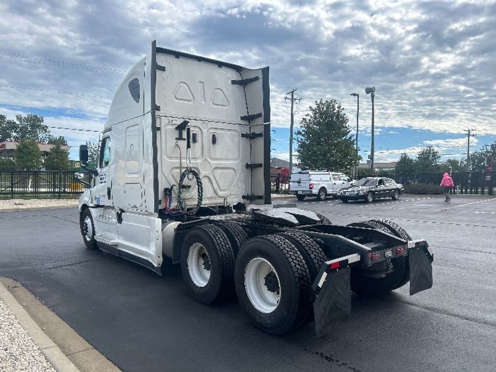 Sleeper Tractor-Heavy Duty Tractors-Freightliner-2024-T12664ST-Chicago (Chicago Ridge)-IL-597,815\n\t\tmiles-$ 87,000 - Image 5
