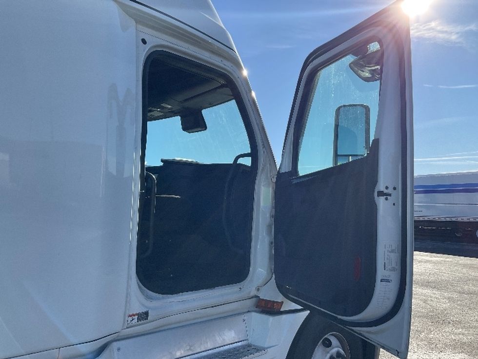 Sleeper Tractor-Heavy Duty Tractors-Freightliner-2024-T12664ST-Colorado Springs-CO-748,754\n\t\tmiles-$ 62,500 - Image 13