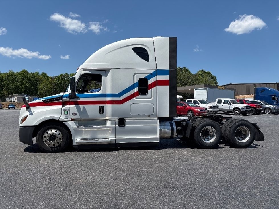 Sleeper Tractor-Heavy Duty Tractors-Freightliner-2024-T12664ST-Concord-NC-695,985\n\t\tmiles-$ 64,500 - Image 4
