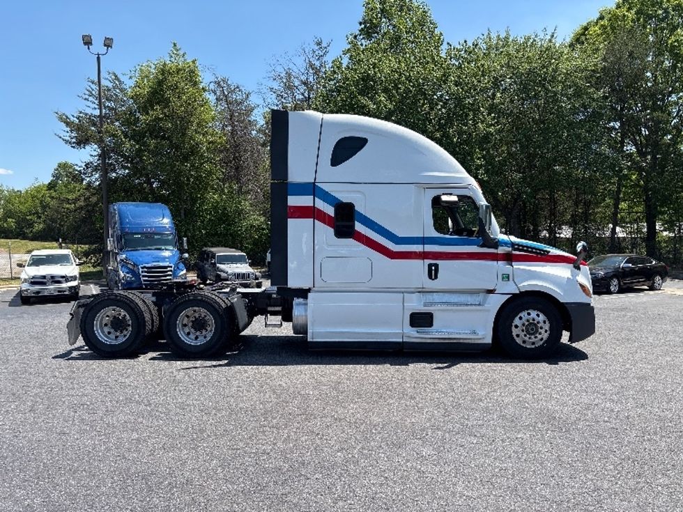 Sleeper Tractor-Heavy Duty Tractors-Freightliner-2024-T12664ST-Concord-NC-695,985\n\t\tmiles-$ 64,500 - Image 8