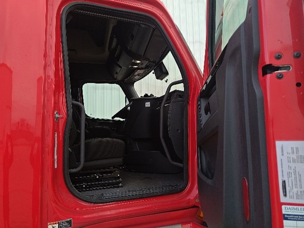 Sleeper Tractor-Heavy Duty Tractors-Freightliner-2024-T12664ST-Denton-TX-539,503\n\t\tmiles-$ 84,500 - Image 13