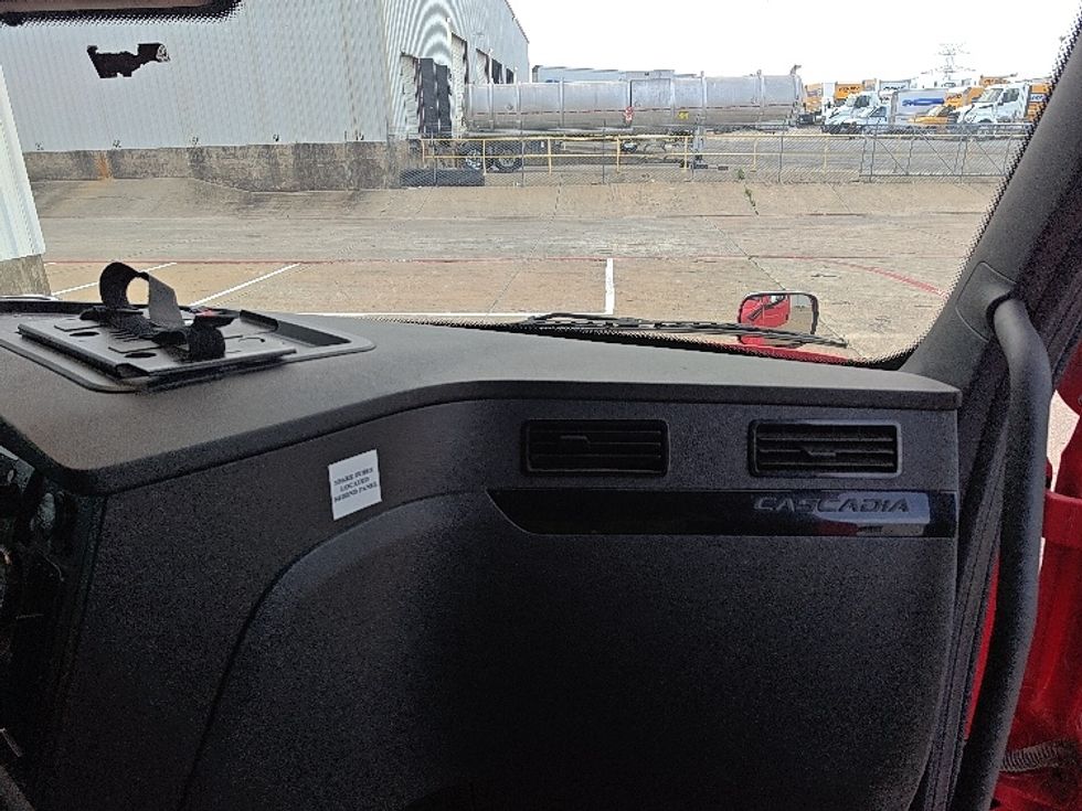 Sleeper Tractor-Heavy Duty Tractors-Freightliner-2024-T12664ST-Denton-TX-539,503\n\t\tmiles-$ 84,500 - Image 14