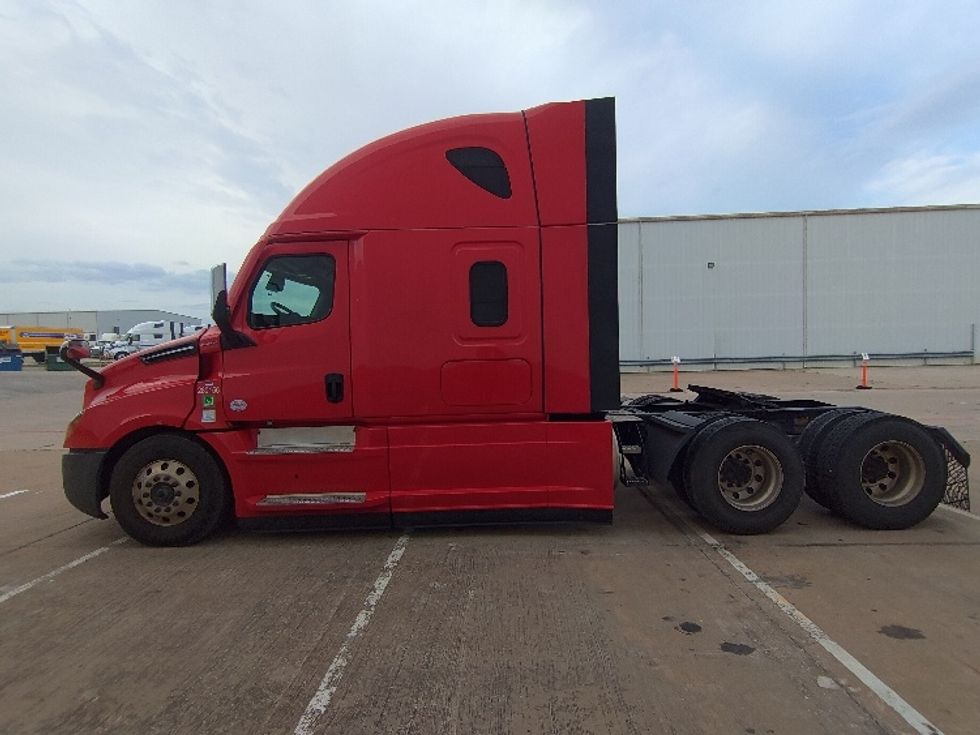 Sleeper Tractor-Heavy Duty Tractors-Freightliner-2024-T12664ST-Denton-TX-539,503\n\t\tmiles-$ 84,500 - Image 4