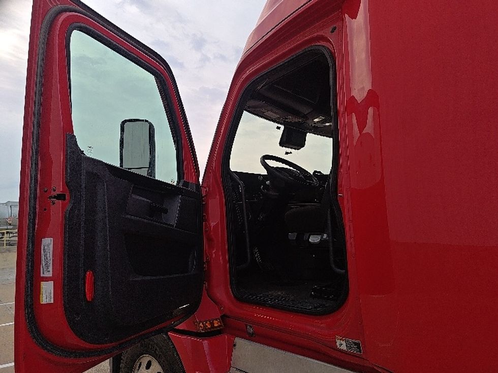 Sleeper Tractor-Heavy Duty Tractors-Freightliner-2024-T12664ST-Denton-TX-539,503\n\t\tmiles-$ 84,500 - Image 9