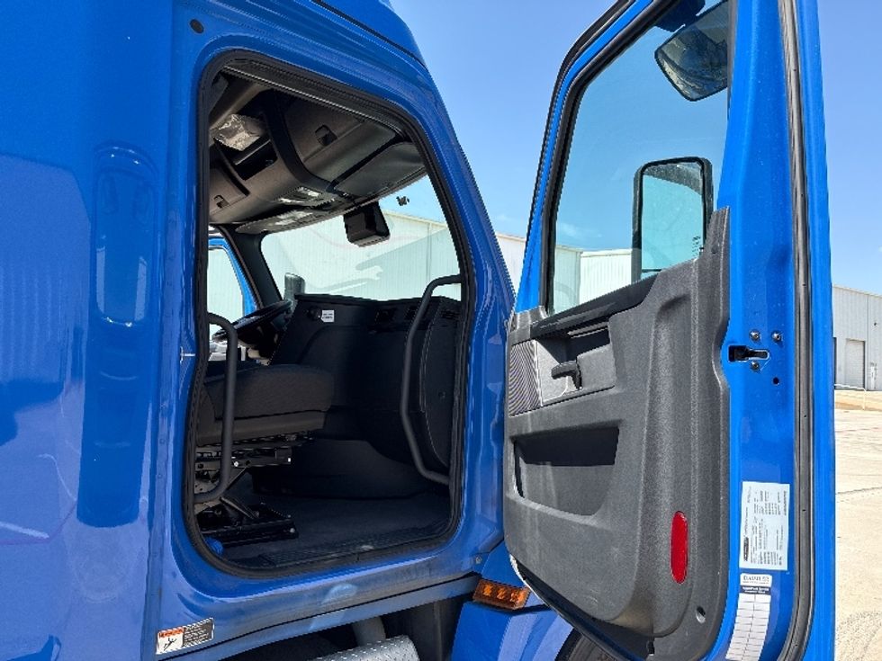 Sleeper Tractor-Heavy Duty Tractors-Freightliner-2024-T12664ST-Denton-TX-584,334\n\t\tmiles-$ 90,000 - Image 13