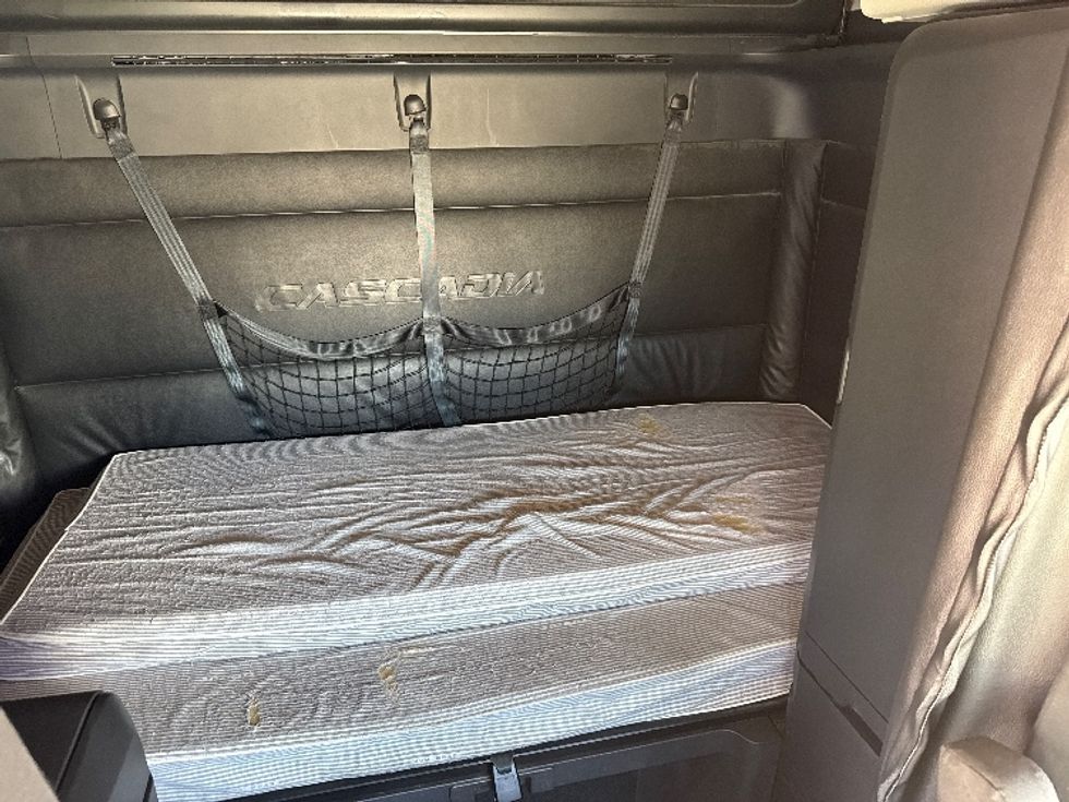Sleeper Tractor-Heavy Duty Tractors-Freightliner-2024-T12664ST-Denton-TX-584,334\n\t\tmiles-$ 90,000 - Image 16