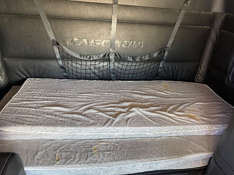 Sleeper Tractor-Heavy Duty Tractors-Freightliner-2024-T12664ST-Denton-TX-584,334\n\t\tmiles-$ 90,000 - Image 17