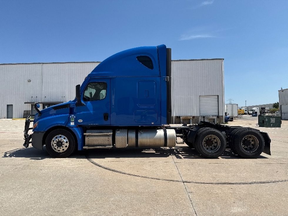 Sleeper Tractor-Heavy Duty Tractors-Freightliner-2024-T12664ST-Denton-TX-584,334\n\t\tmiles-$ 90,000 - Image 4