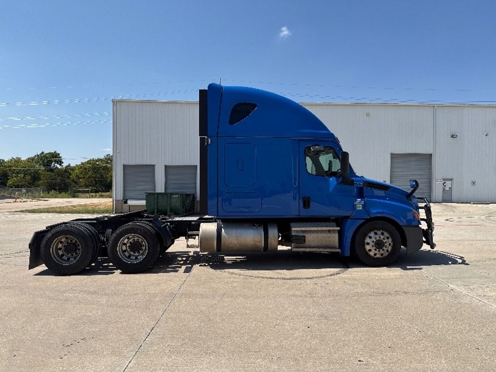Sleeper Tractor-Heavy Duty Tractors-Freightliner-2024-T12664ST-Denton-TX-584,334\n\t\tmiles-$ 90,000 - Image 8