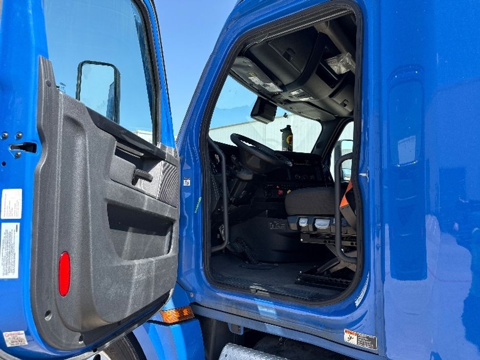 Sleeper Tractor-Heavy Duty Tractors-Freightliner-2024-T12664ST-Denton-TX-584,334\n\t\tmiles-$ 90,000 - Image 9