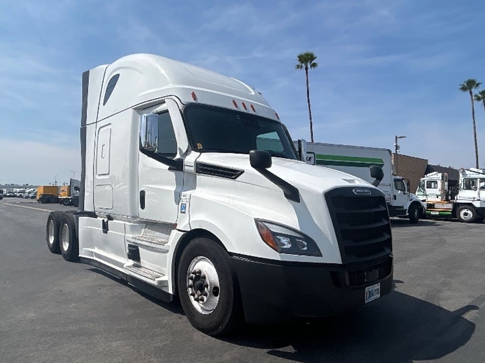 Sleeper Tractor-Heavy Duty Tractors-Freightliner-2024-T12664ST-Fontana-CA-664,287\n\t\tmiles-$ 74,750 - Image 1