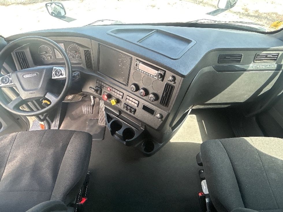 Sleeper Tractor-Heavy Duty Tractors-Freightliner-2024-T12664ST-Fontana-CA-664,287\n\t\tmiles-$ 74,750 - Image 12