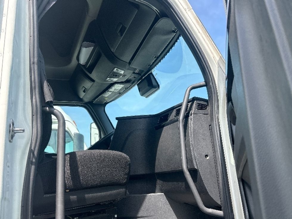 Sleeper Tractor-Heavy Duty Tractors-Freightliner-2024-T12664ST-Fontana-CA-664,287\n\t\tmiles-$ 74,750 - Image 13