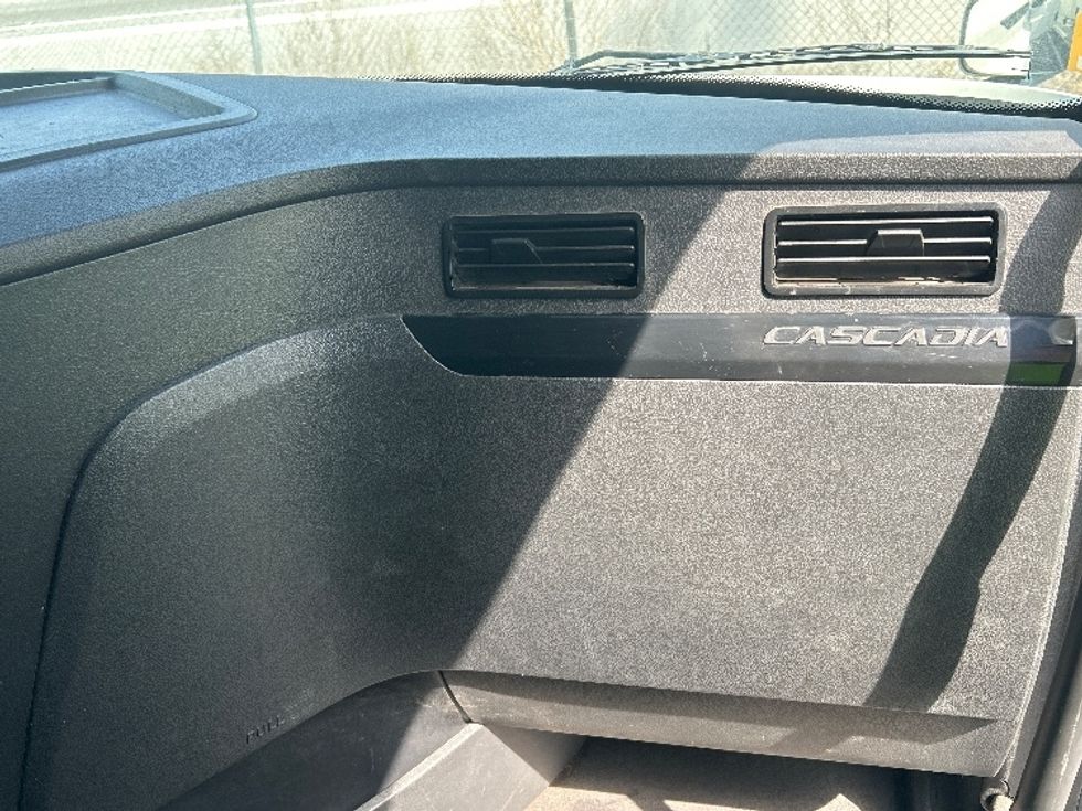 Sleeper Tractor-Heavy Duty Tractors-Freightliner-2024-T12664ST-Fontana-CA-664,287\n\t\tmiles-$ 74,750 - Image 14