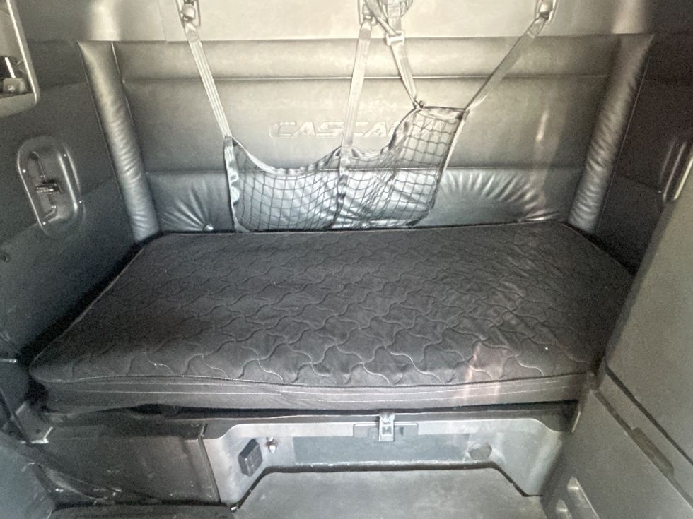 Sleeper Tractor-Heavy Duty Tractors-Freightliner-2024-T12664ST-Fontana-CA-664,287\n\t\tmiles-$ 74,750 - Image 16