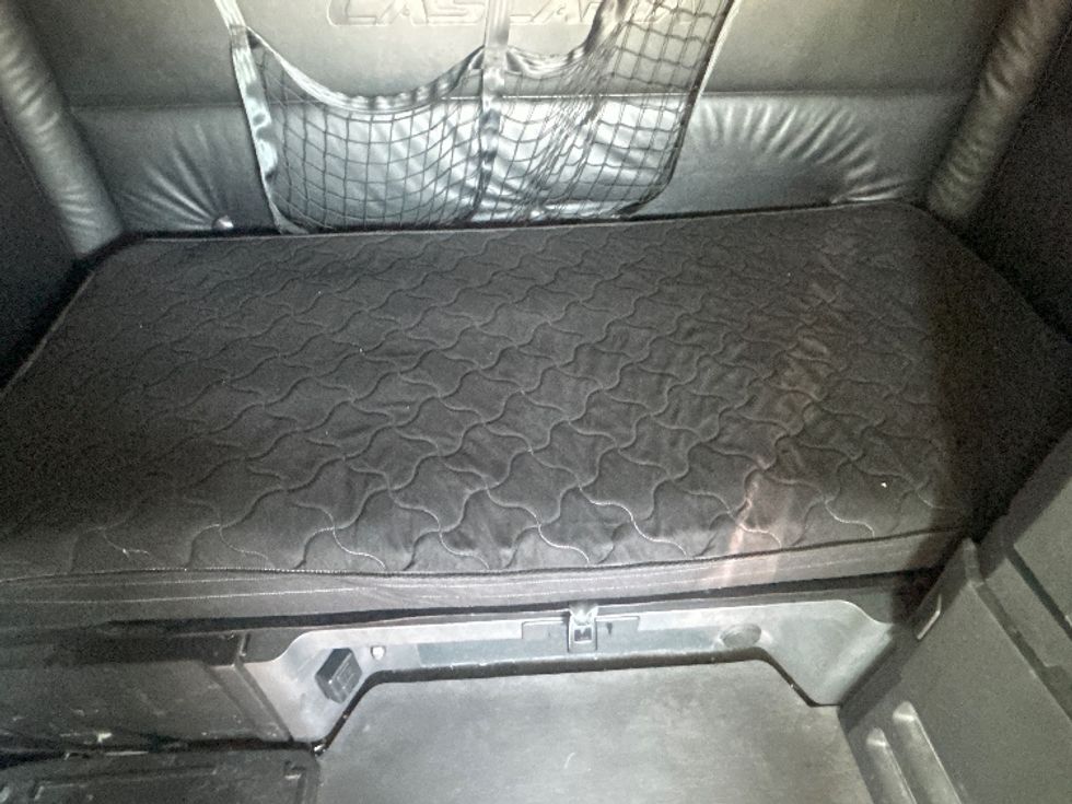 Sleeper Tractor-Heavy Duty Tractors-Freightliner-2024-T12664ST-Fontana-CA-664,287\n\t\tmiles-$ 74,750 - Image 17