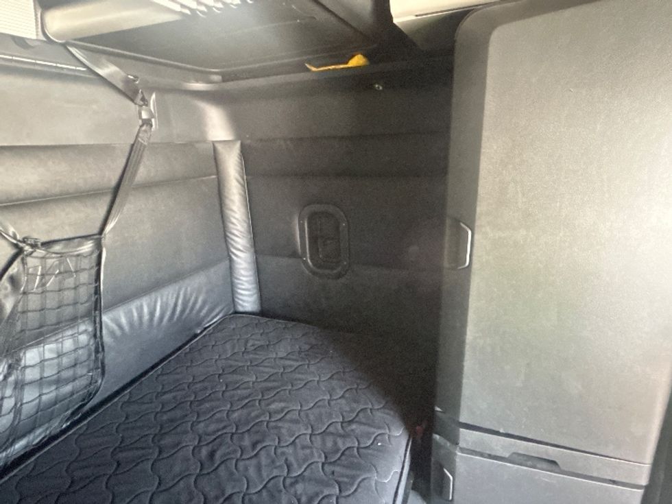 Sleeper Tractor-Heavy Duty Tractors-Freightliner-2024-T12664ST-Fontana-CA-664,287\n\t\tmiles-$ 74,750 - Image 18