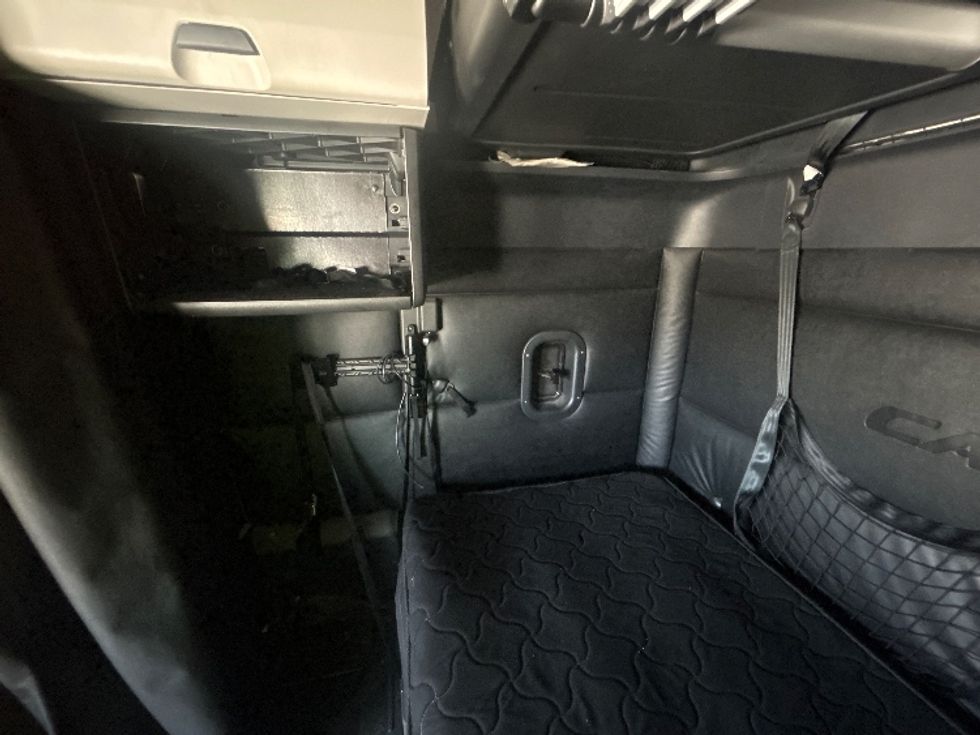 Sleeper Tractor-Heavy Duty Tractors-Freightliner-2024-T12664ST-Fontana-CA-664,287\n\t\tmiles-$ 74,750 - Image 19