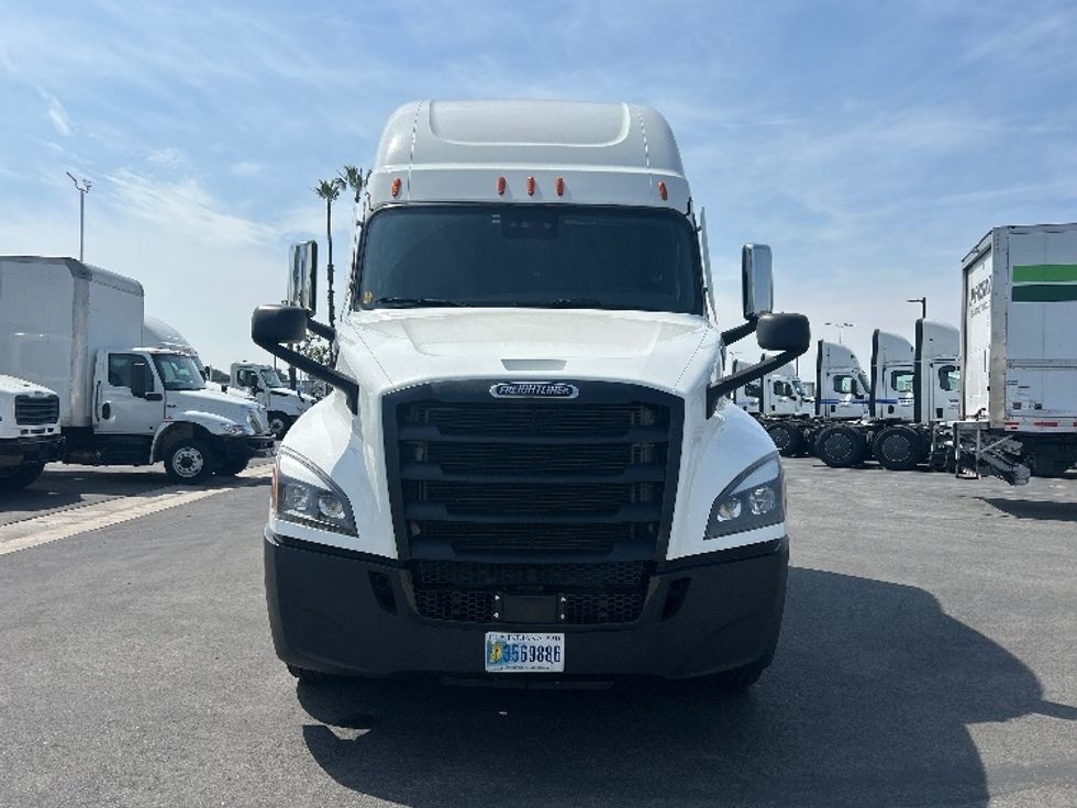 Sleeper Tractor-Heavy Duty Tractors-Freightliner-2024-T12664ST-Fontana-CA-664,287\n\t\tmiles-$ 74,750 - Image 2