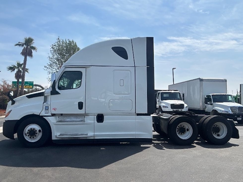 Sleeper Tractor-Heavy Duty Tractors-Freightliner-2024-T12664ST-Fontana-CA-664,287\n\t\tmiles-$ 74,750 - Image 4