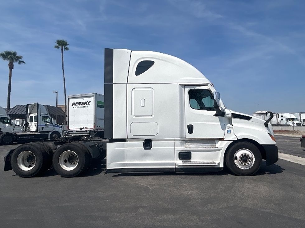 Sleeper Tractor-Heavy Duty Tractors-Freightliner-2024-T12664ST-Fontana-CA-664,287\n\t\tmiles-$ 74,750 - Image 8