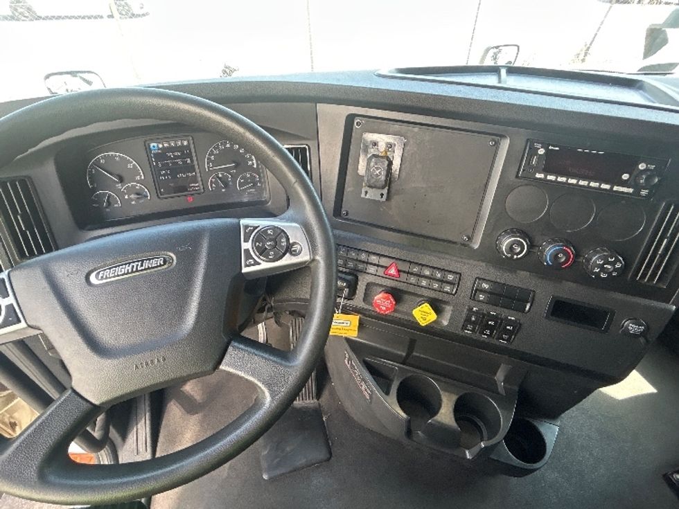 Sleeper Tractor-Heavy Duty Tractors-Freightliner-2024-T12664ST-Fontana-CA-674,742\n\t\tmiles-$ 73,750 - Image 11