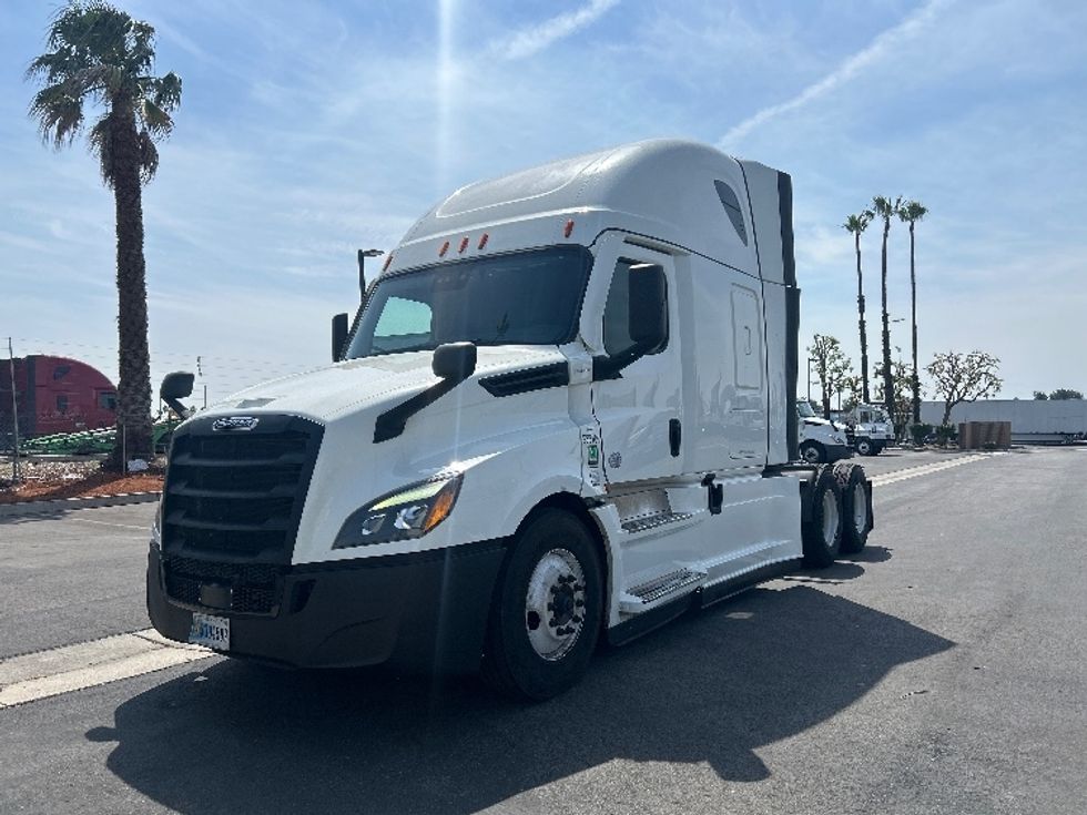 Sleeper Tractor-Heavy Duty Tractors-Freightliner-2024-T12664ST-Fontana-CA-674,742\n\t\tmiles-$ 73,750 - Image 3