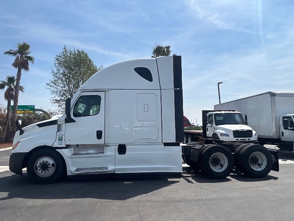 Sleeper Tractor-Heavy Duty Tractors-Freightliner-2024-T12664ST-Fontana-CA-674,742\n\t\tmiles-$ 73,750 - Image 4