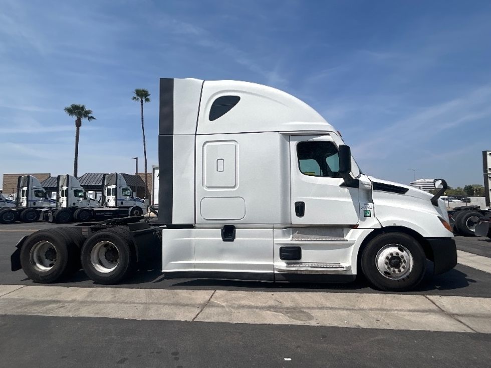 Sleeper Tractor-Heavy Duty Tractors-Freightliner-2024-T12664ST-Fontana-CA-674,742\n\t\tmiles-$ 73,750 - Image 8