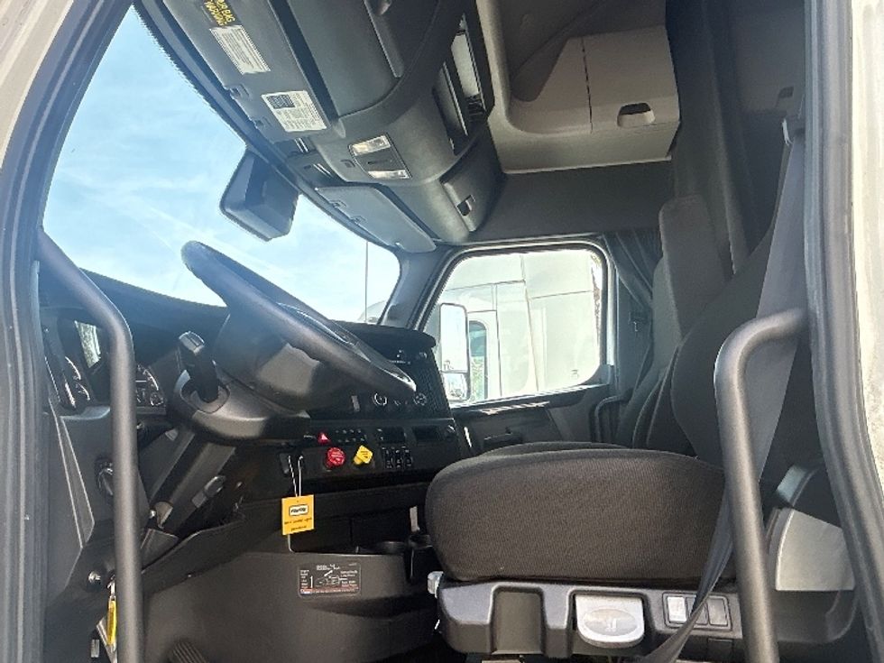 Sleeper Tractor-Heavy Duty Tractors-Freightliner-2024-T12664ST-Fontana-CA-674,742\n\t\tmiles-$ 73,750 - Image 9