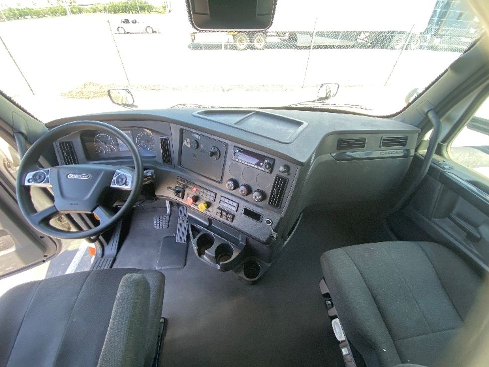 Sleeper Tractor-Heavy Duty Tractors-Freightliner-2024-T12664ST-Fontana-CA-750,800\n\t\tmiles-$ 65,000 - Image 12