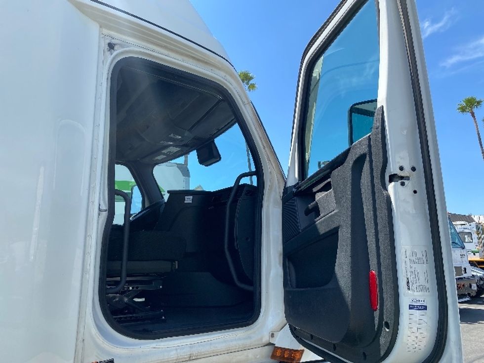 Sleeper Tractor-Heavy Duty Tractors-Freightliner-2024-T12664ST-Fontana-CA-750,800\n\t\tmiles-$ 65,000 - Image 13