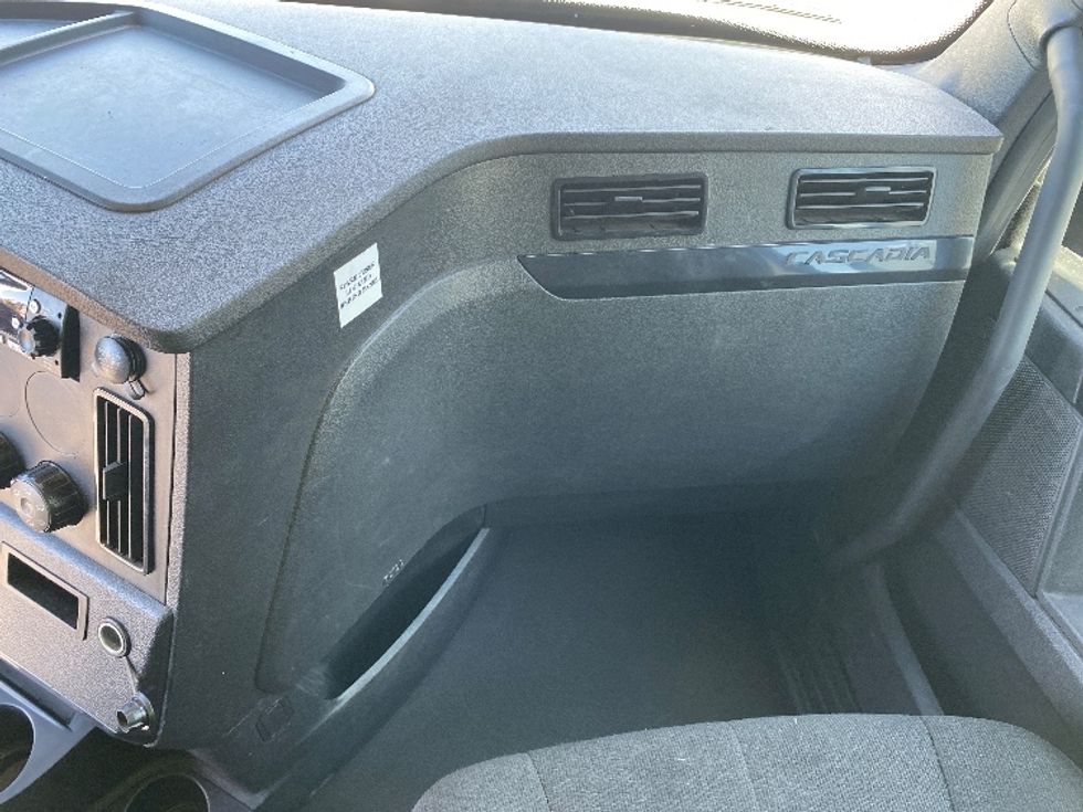 Sleeper Tractor-Heavy Duty Tractors-Freightliner-2024-T12664ST-Fontana-CA-750,800\n\t\tmiles-$ 65,000 - Image 14