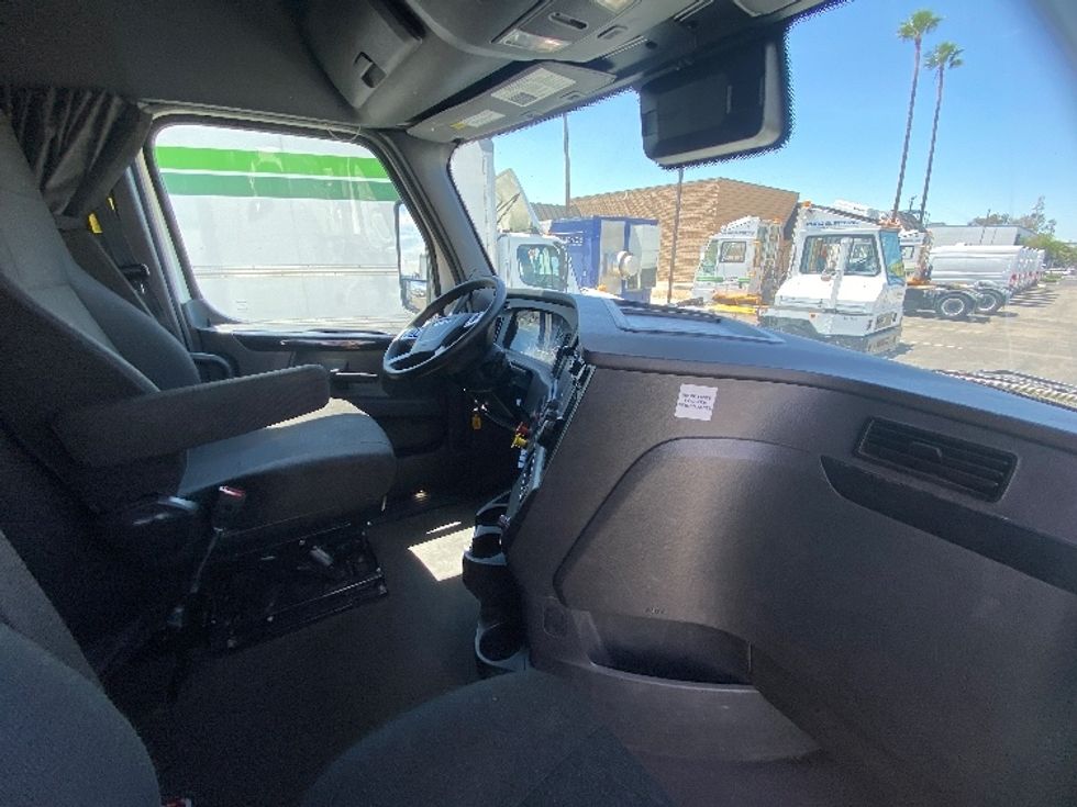 Sleeper Tractor-Heavy Duty Tractors-Freightliner-2024-T12664ST-Fontana-CA-750,800\n\t\tmiles-$ 65,000 - Image 15