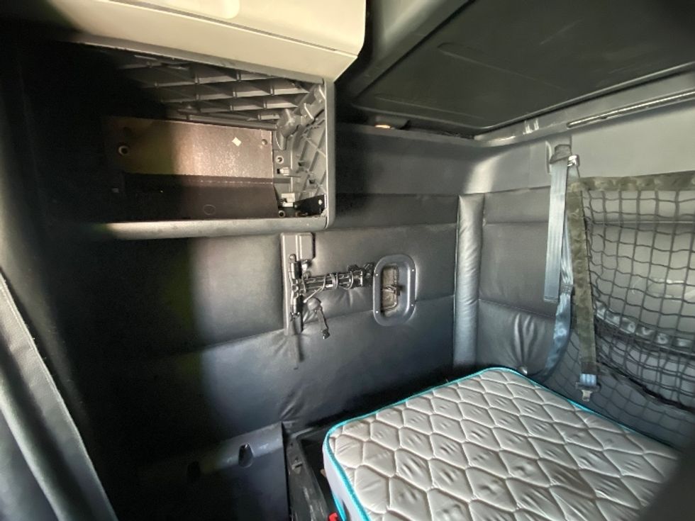 Sleeper Tractor-Heavy Duty Tractors-Freightliner-2024-T12664ST-Fontana-CA-750,800\n\t\tmiles-$ 65,000 - Image 19